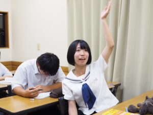 挙手する女子生徒