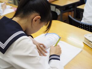 勉強する女子生徒