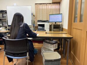 モニターを見ながら勉強する生徒